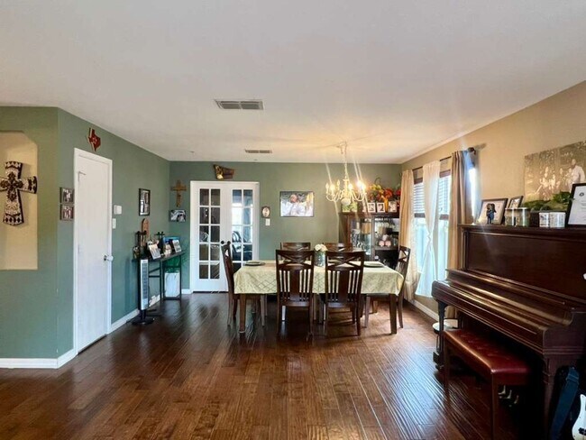 Foto del edificio - 4 Bed, 3 Bath & Unbeatable Location — Your Selma Dream Home Near The Forum Awaits!