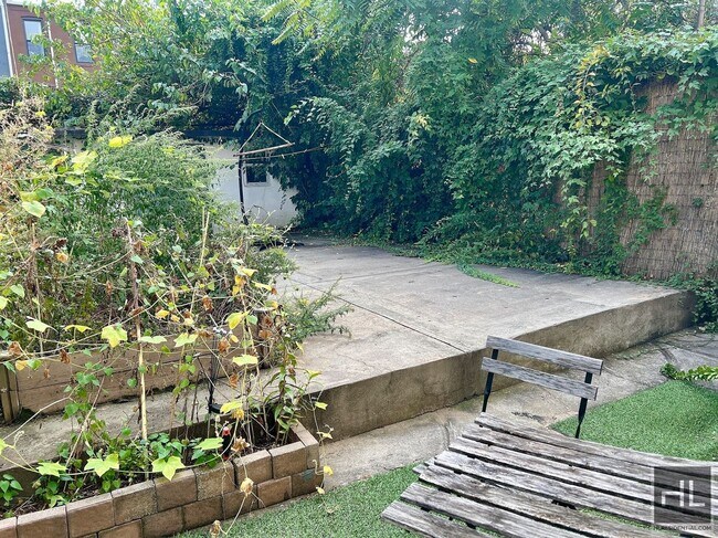 Foto del edificio - 1BR 1BA Private Garden Level Floor Through...