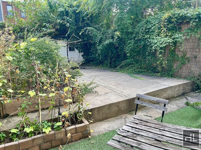Building Photo - 1BR 1BA Private Garden Level Floor Through...