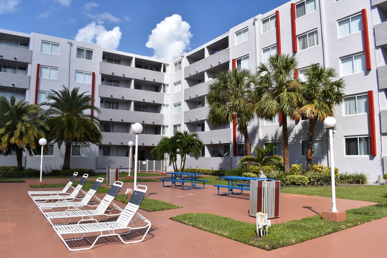 Área para barbacoa al aire libre - Suncoast Place Apartments