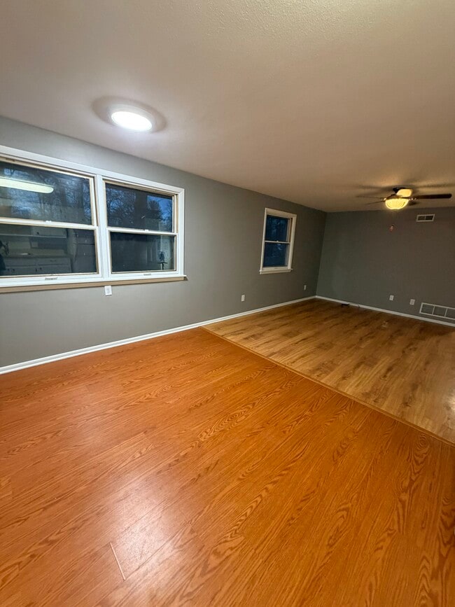 Foto del edificio - 2221 Klug Dr