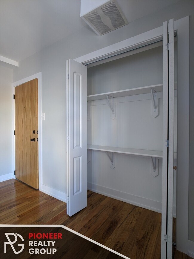 Foto del edificio - 556 W Arlington Pl