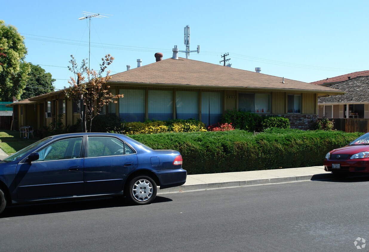 Building Photo - 2453 Anna Dr