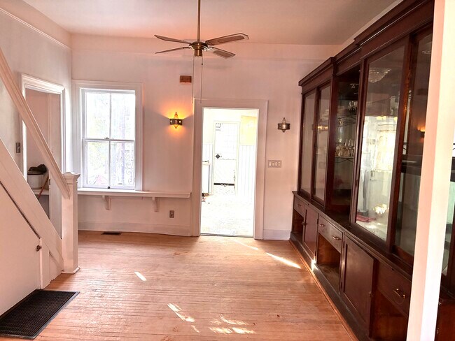 vue depuis la salle à manger vers la cuisine - 440 Ontario St