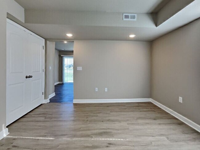 Building Photo - 201 SW Sunflower St