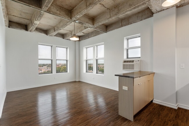 Building Photo - 1325 W Wilson Ave