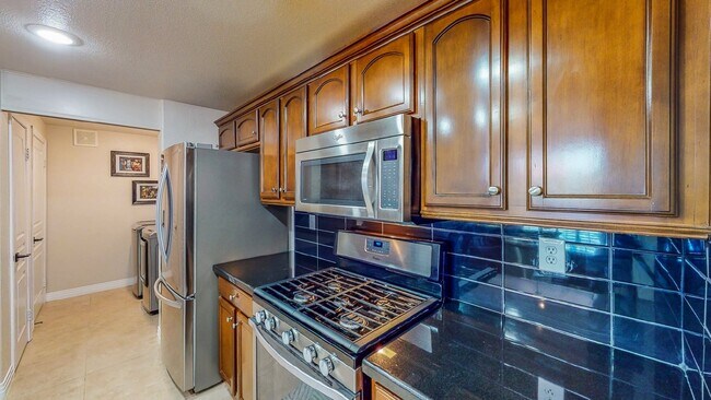 Building Photo - STUNNING 3 BEDROOM 3 BATH CONDO WITH ONE C...