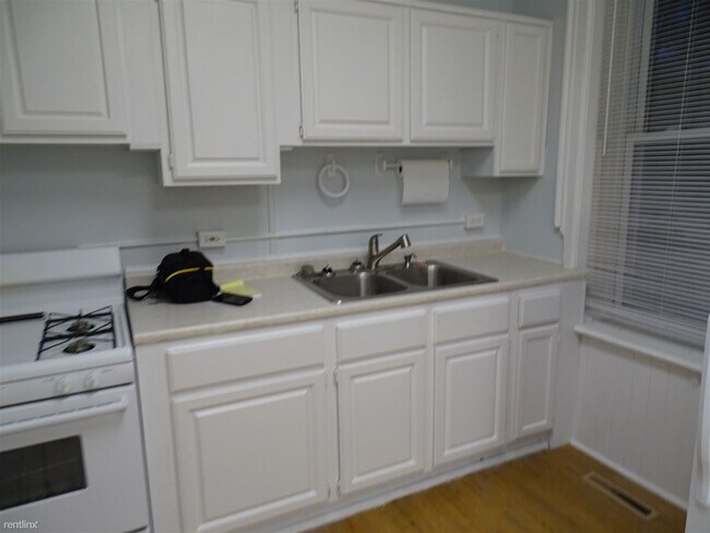 Foto del edificio - 1 br, 1 bath Apartment - 550 Dennis St