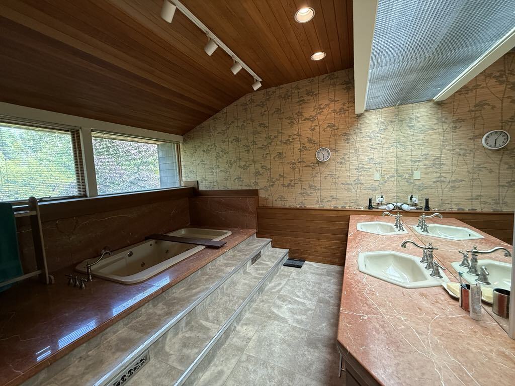 double vanity and Tub - 123 Hardy St