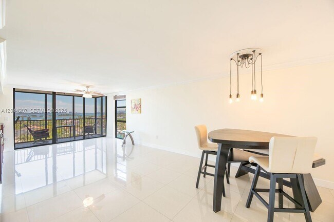 Foto del edificio - 2500 NE 135th St
