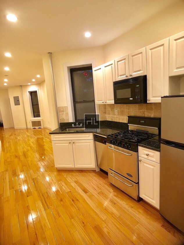 Primary Photo - Sunny 2 BR In Brooklyn Heights