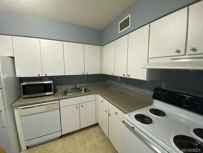 Building Photo - 5241 Geneva Ct