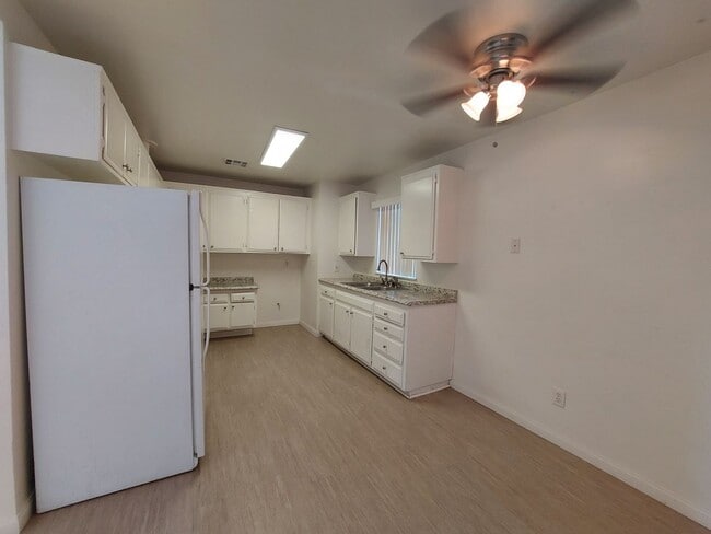 Foto del edificio - Cute 3 bedroom with private backyard!