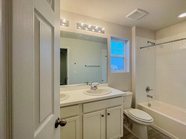 Foto del edificio - LONG REALTY AND PROPERTY MANAGEMENT- 4BED 3BATH IN Commerce City
