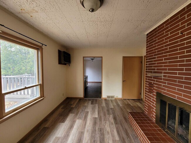 Foto del edificio - 3 bed 1 Bath Single Family Home in Rothschild