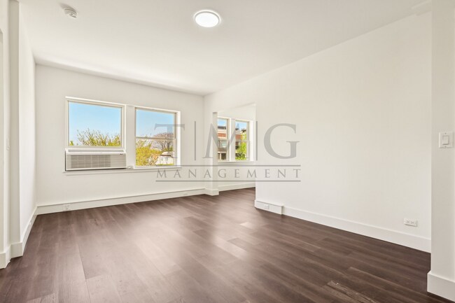 Foto del edificio - Modern 2-Bedroom Gem in the Heart of Andersonville | Separate Kitchen, In-Unit Laundry & Tons of ...