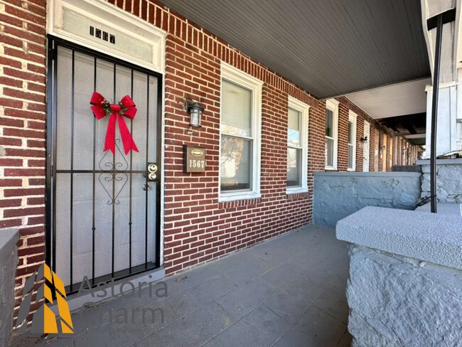 Foto del edificio - 4 Bedroom or 3 Bedroom with Den Home with First Floor Bedroom on Homestead Street