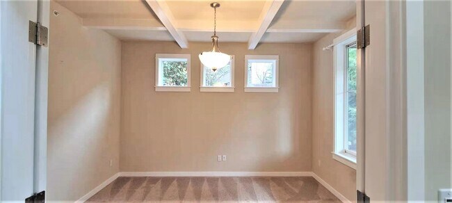 Foto del edificio - Beautiful 4-Bedroom Home with Office in No...