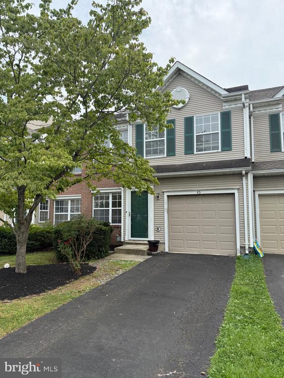 Primary Photo - 43 Honey Locust Ln