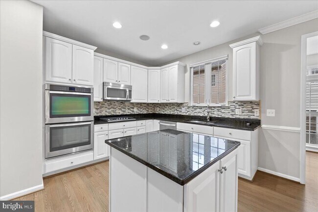 Building Photo - 8436 Kirby Lionsdale Dr