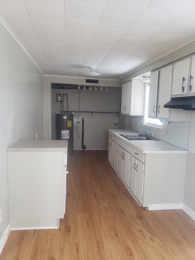 Building Photo - 305 Venice Dr