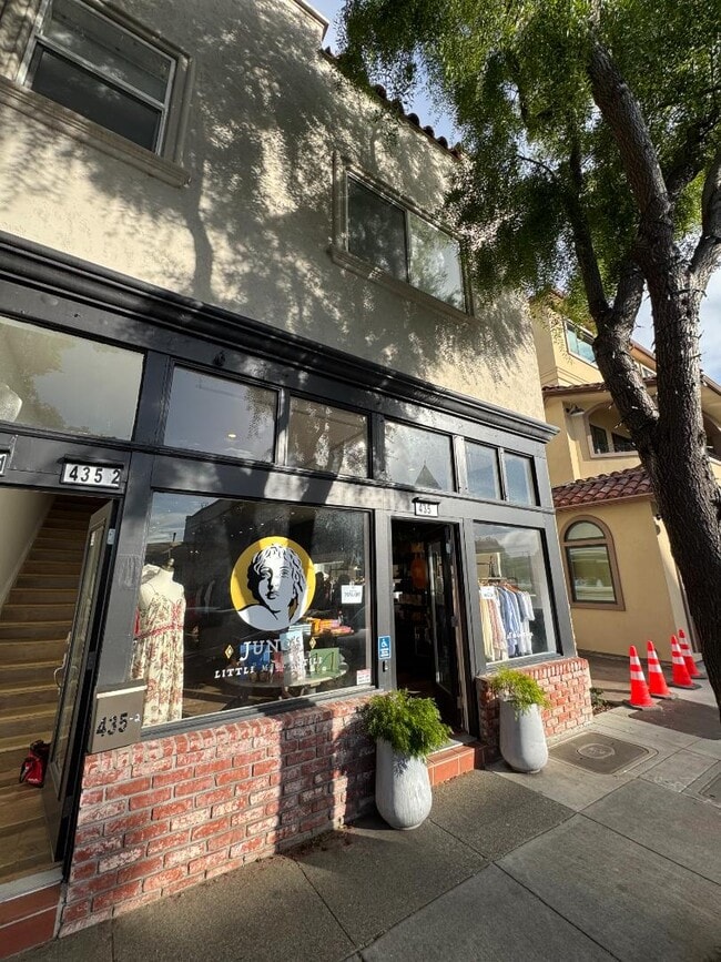 Building Photo - 435 Main St