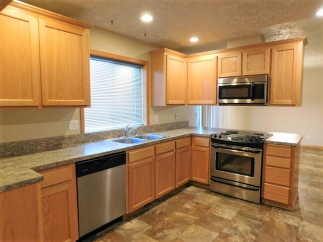 Building Photo - 3Bd/2.5Ba Two Story House - Available to V...