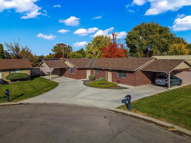 Foto del edificio - Fresh 2 Bed unit with giant yard, covered ...