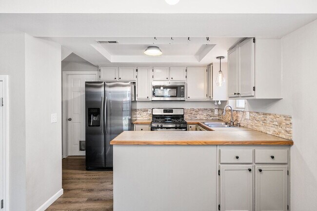 Building Photo - Move-In Ready Townhome next to St. Charles