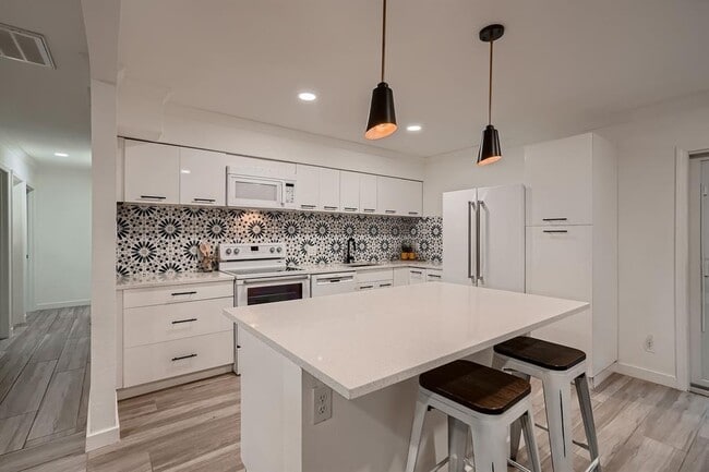 Building Photo - 2409 Campden Dr