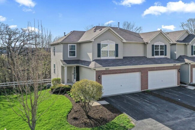 Foto del edificio - Spacious End-Unit Townhome with Walk-Out Basement - Available Now!
