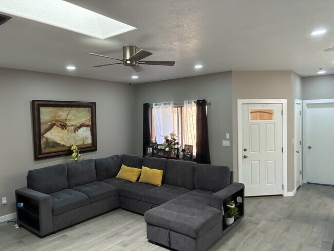 Foto del edificio - 243 Glenridge Park Ln NE