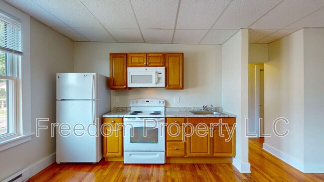 Foto del edificio - 242 N Main St