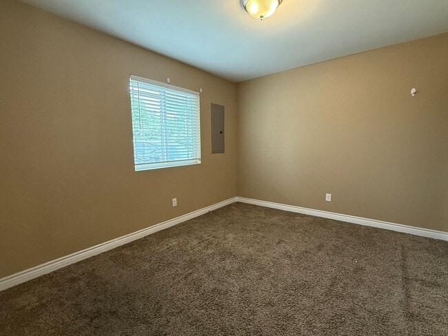 Building Photo - Zillah Tri-Plex