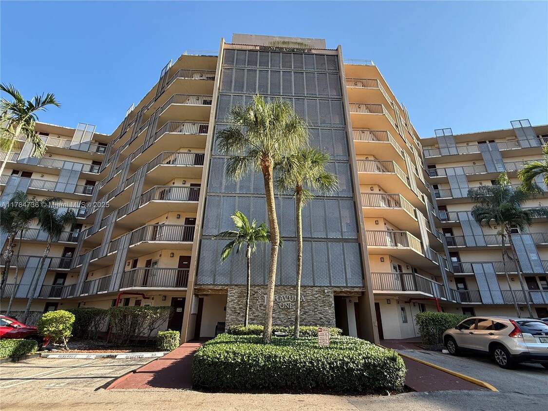 Foto principal - 3301 N Country Club Dr