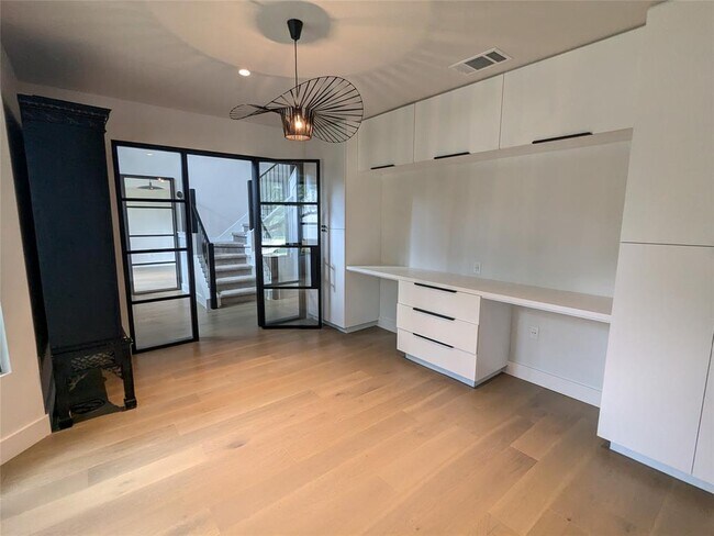 Building Photo - 9257 Scenic Bluff Dr