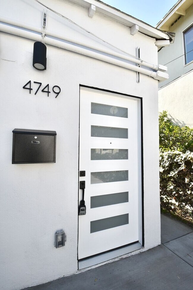 Foto del edificio - 4751 Kraft Ave