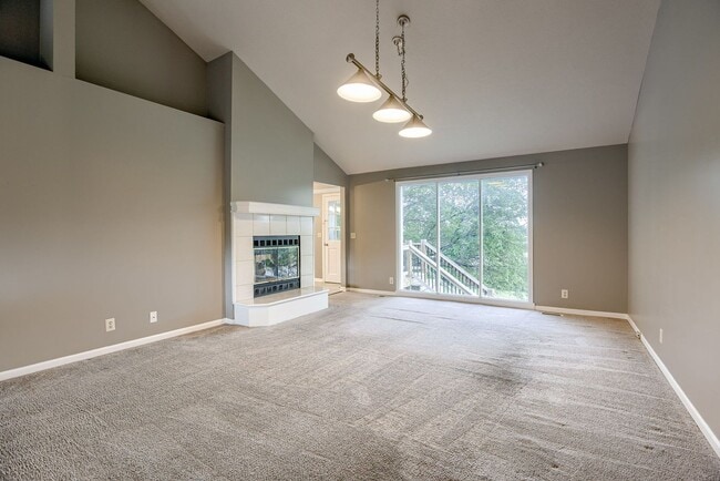 Building Photo - Well Appointed 3 Bedroom In Prime Location...