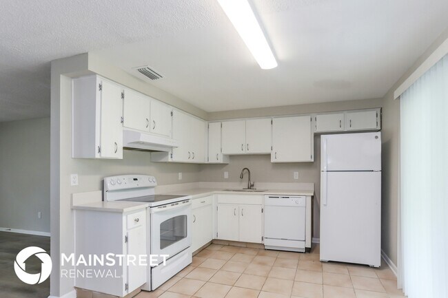 Building Photo - 2216 Selkirk St