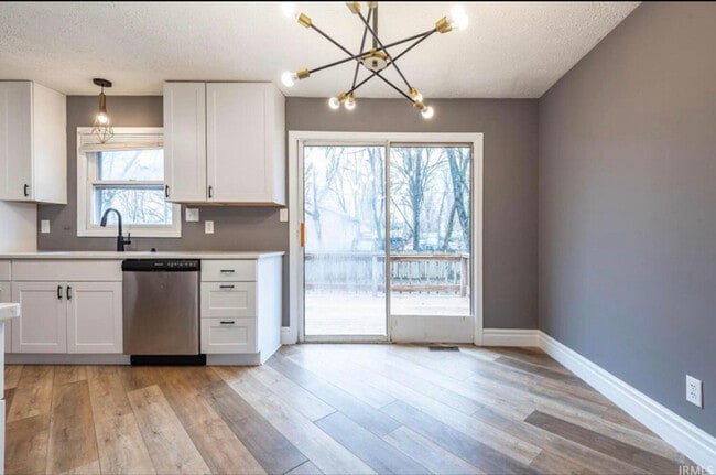 Building Photo - 635 Robin Dr