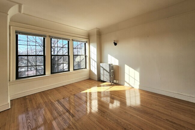 Building Photo - 2 Bedroom unit in Oak Park