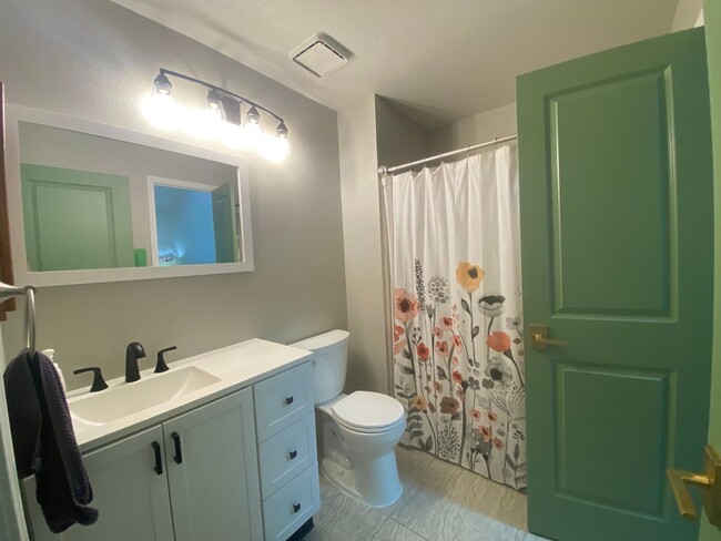 Building Photo - Cozy 2B/2B Remodeled Town Home Just Minute...