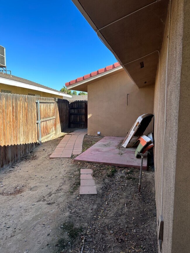 Building Photo - Beautiful Home In Very Desired Area!