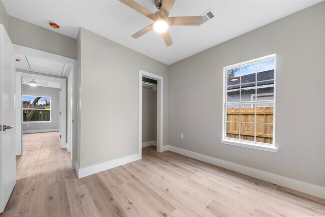 Foto del edificio - 219 E James St