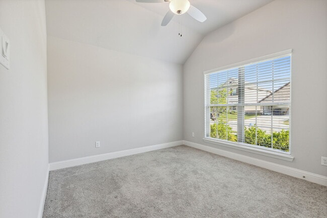 Building Photo - 548 Bradley Dr
