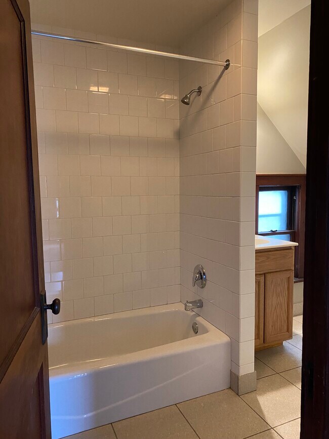 bath - 4729 7th Ave
