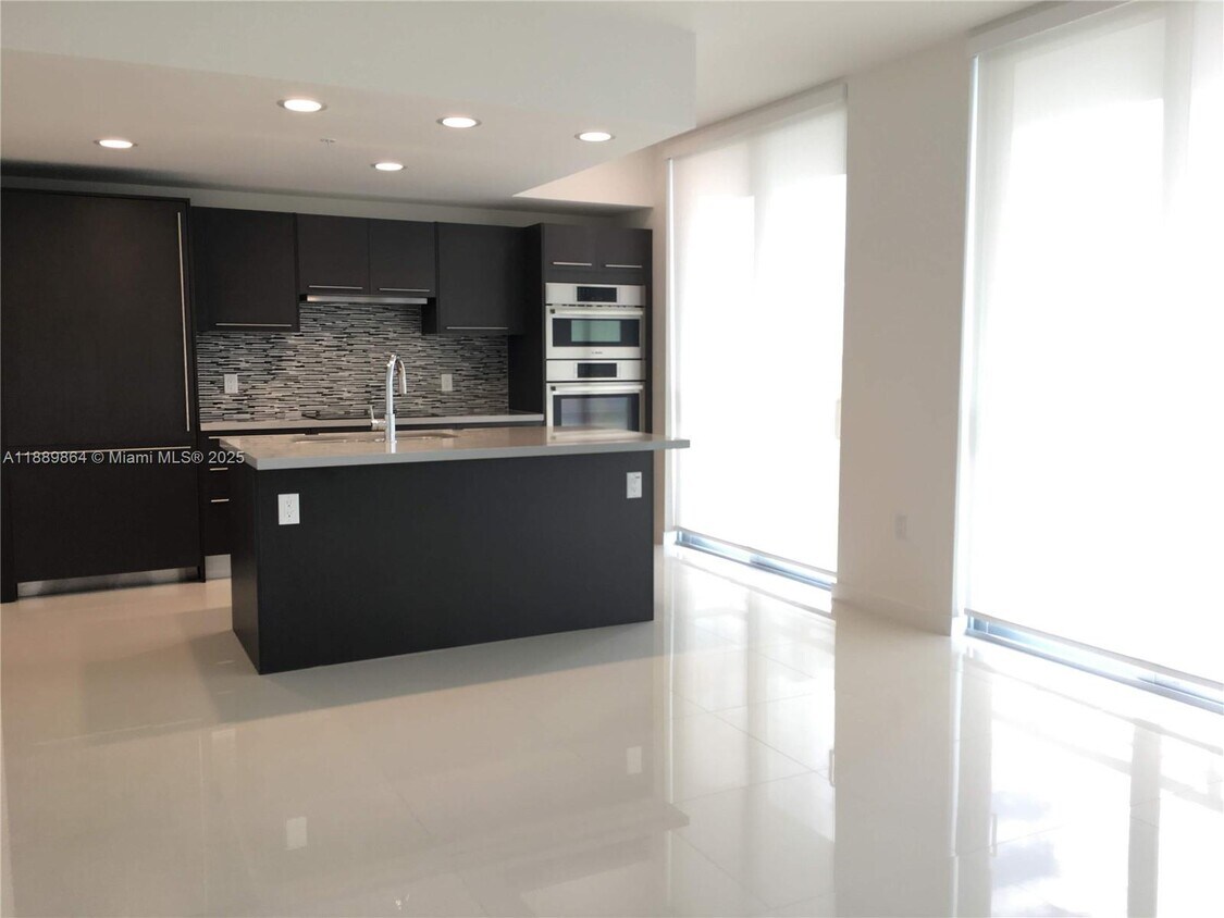 Foto principal - 7875 NW 107th Ave