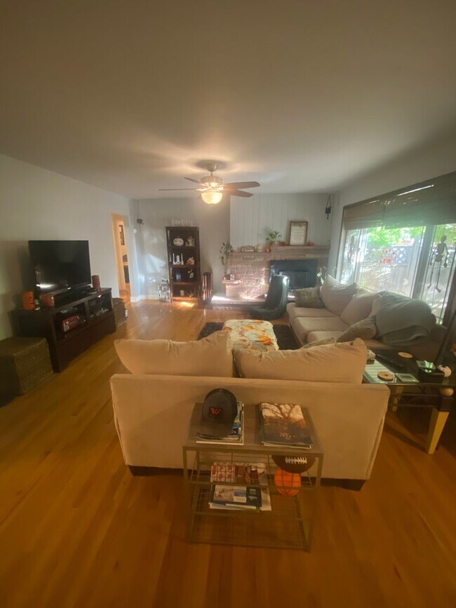 Foto del edificio - Charming 3 Bed, 1.5 Bath Home in Central F...