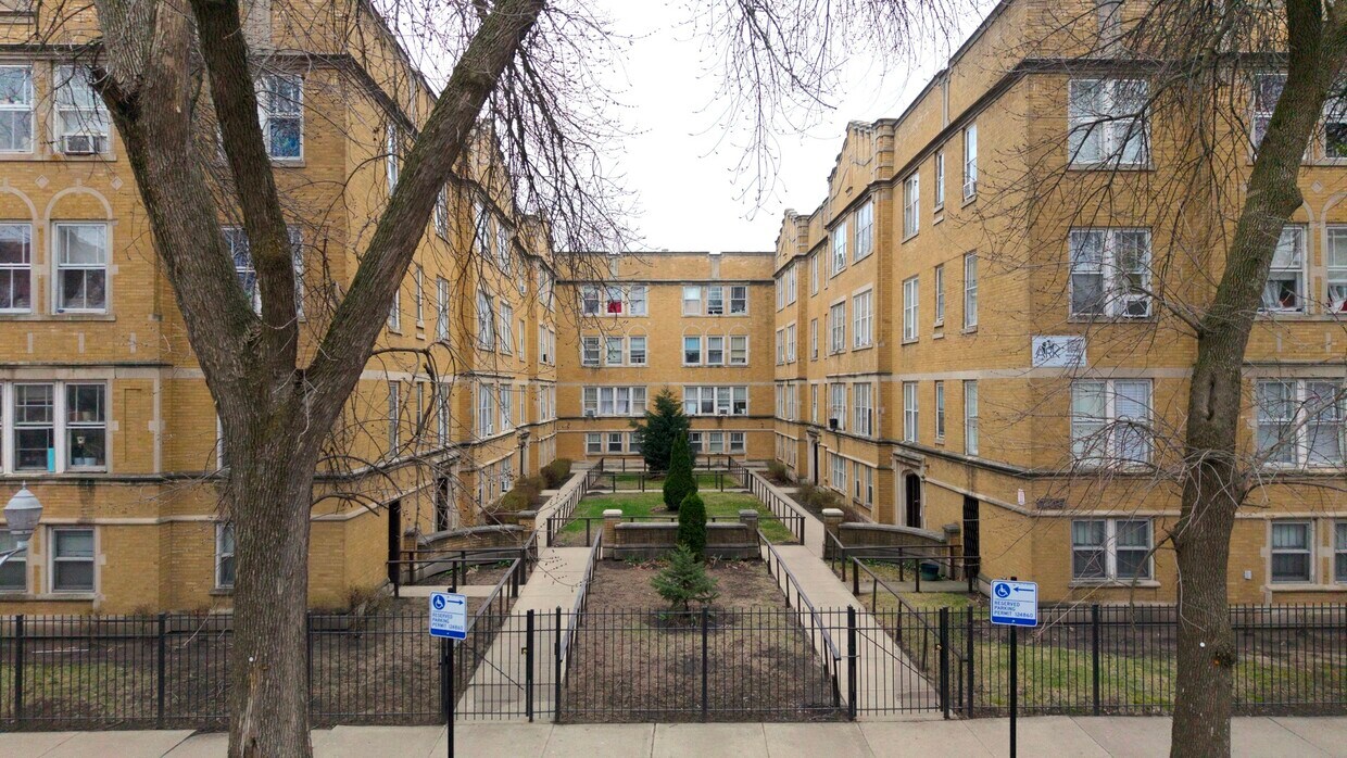 Foto principal - 7413 N Damen Ave