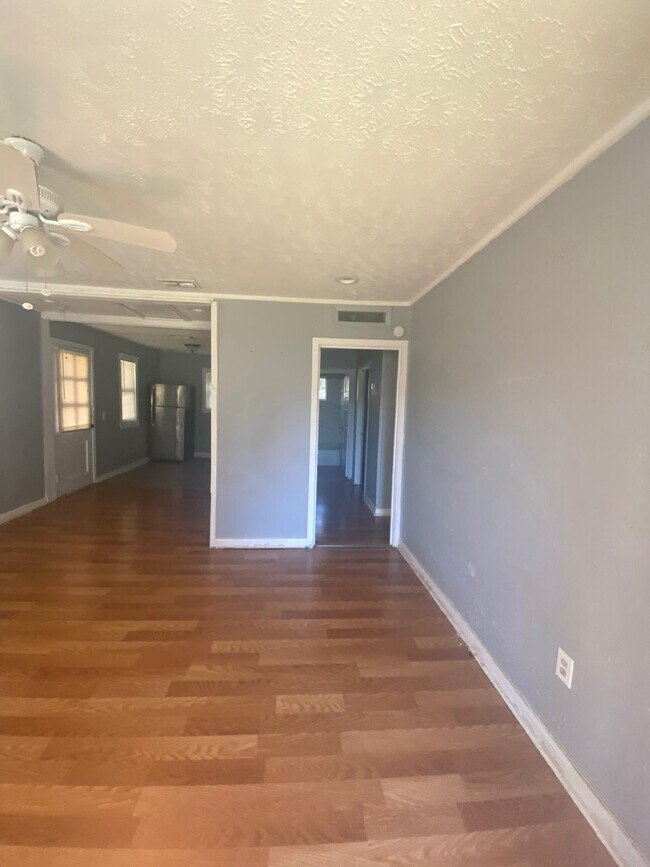 Building Photo - 312 Celery Ave S